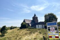 Niederrhein: Sint-Martinuskerk am Ortseingang von Oud-Zevenaar - Foto: Stefan Frerichs / RheinWanderer.de
