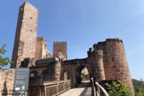 Spessart: Eingangstor zur Vorburg der Henneburg - Foto: Stefan Frerichs / RheinWanderer.de