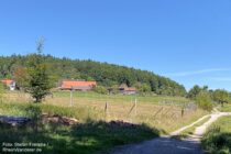 Spessart: Wanderweg vor dem Heimathenhof - Foto: Stefan Frerichs / RheinWanderer.de