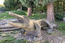 Spessart: Holz-Alligator am Waldrand beim Kirchberg - Foto: Stefan Frerichs / RheinWanderer.de