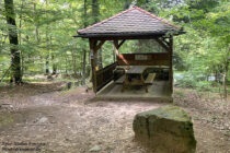 Spessart: Schutzhütte über ehemaligem Wasserpumpwerk von 1923 am Alten Schulweg - Foto: Stefan Frerichs / RheinWanderer.de