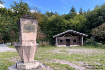 Spessart: Gefallenen-Denkmal und Wodianka-Schutzhütte am Pollasch - Foto: Stefan Frerichs / RheinWanderer.de