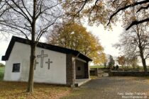 Mittelrhein: Gedenkhalle am Friedhof Patersberg - Foto: Stefan Frerichs / RheinWanderer.de