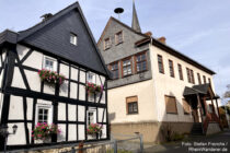 Mittelrhein: Fachwerkhaus und Rathaus in Bornich - Foto: Stefan Frerichs / RheinWanderer.de