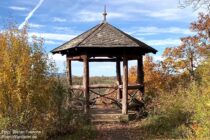 Mittelrhein: Aussichtstempel am Felsmassiv Spitznack - Foto: Stefan Frerichs / RheinWanderer.de