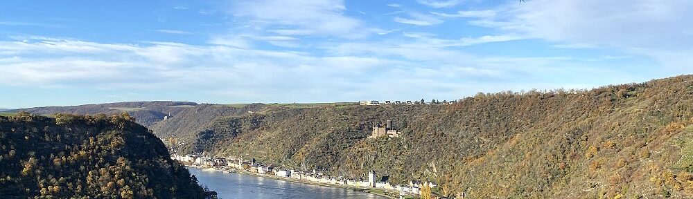 Mittelrhein: Blick vom Loreleyfelsen rheinabwärts auf Sankt Goarshausen und Burg Katz - Foto: Stefan Frerichs / RheinWanderer.de
