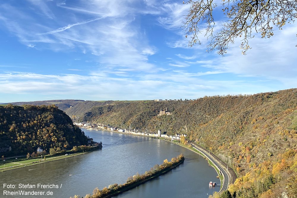 Mittelrhein: Blick vom Loreleyfelsen rheinabwärts auf Sankt Goarshausen und Burg Katz - Foto: Stefan Frerichs / RheinWanderer.de