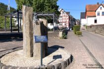 Mittelrhein: Langhalsbrunnen in Osterspai - Foto: Stefan Frerichs / RheinWanderer.de