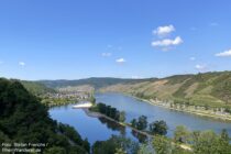 Mittelrhein: Blick vom grünem Felsen rheinaufwärts auf Osterspai - Foto: Stefan Frerichs / RheinWanderer.de