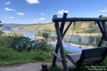 Mittelrhein: Rheinschaukel mit Blick rheinaufwärts auf Osterspai - Foto: Stefan Frerichs / RheinWanderer.de