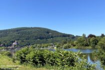 Main: Mainufer mit Blick zurück auf Miltenberg - Foto: Stefan Frerichs / RheinWanderer.de