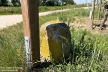 Oberrhein: Historischer Grenzstein von 1666 - Foto: Stefan Frerichs / RheinWanderer.de