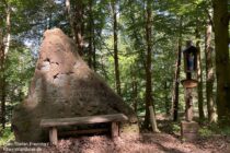 Main: Wegstein und Bildstock im Wald bei Bürgstadt - Foto: Stefan Frerichs / RheinWanderer.de