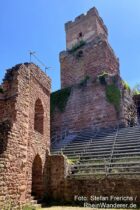 Main: Innenhof und Bergfried der Freudenburg bei Freudenberg - Foto: Stefan Frerichs / RheinWanderer.de