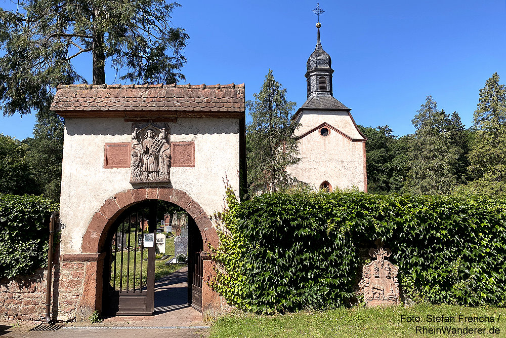 Main: Eingangsportal zur Laurentiuskapelle bei Freudenberg - Foto: Stefan Frerichs / RheinWanderer.de