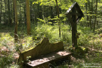 Main: Bank und Wegkreuz bei Mondfeld - Foto: Stefan Frerichs / RheinWanderer.de