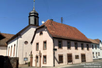 Main: Altes Rathaus und Sankt-Martin-Kirche in Mondfeld - Foto: Stefan Frerichs / RheinWanderer.de