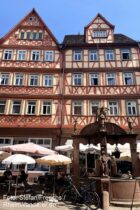 Main: Engelsbrunnen und Fachwerkhäuser in Wertheim - Foto: Stefan Frerichs / RheinWanderer.de