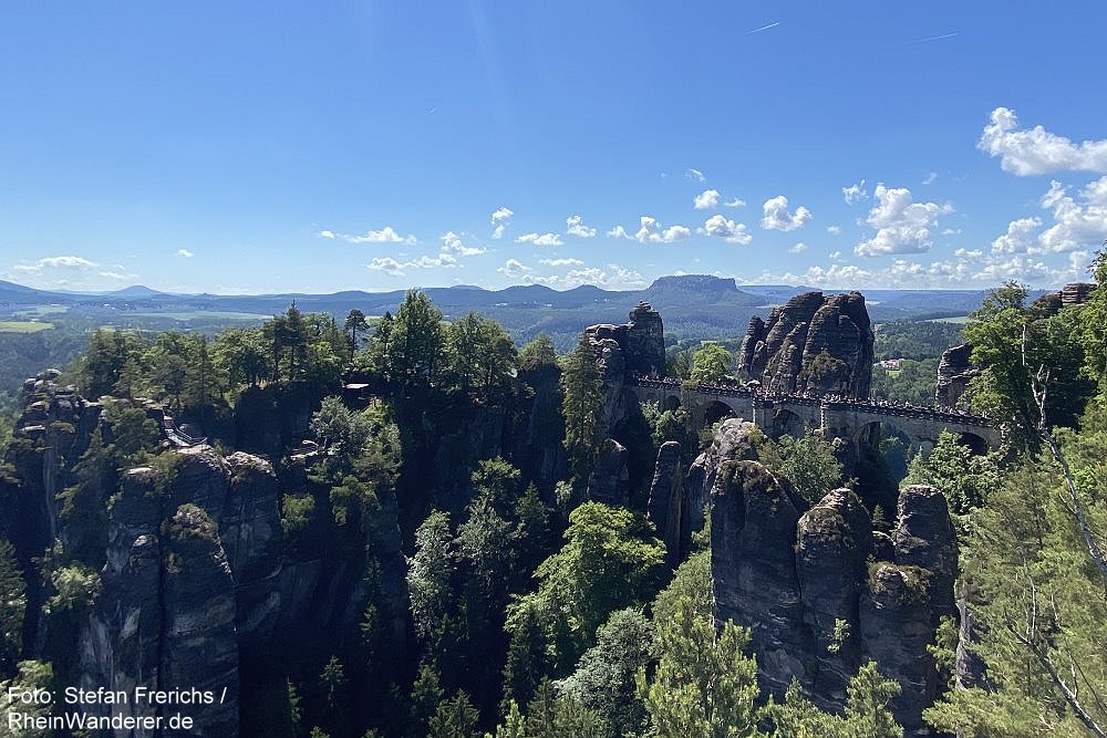 Sächsische Schweiz:: Blick von der Ferdinandaussicht auf die Basteibrücke - Foto: Stefan Frerichs / RheinWanderer.de