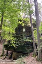 Sächsische Schweiz: Friedrich-Märkel-Inschrift am Byrrhus-Felsen im Wehlener Grund - Foto: Stefan Frerichs / RheinWanderer.de