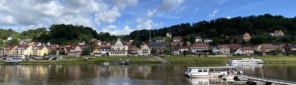 Sächsische Schweiz: Blick von Pötzscha über die Elbe auf Stadt Wehlen - Foto: Stefan Frerichs / RheinWanderer.de